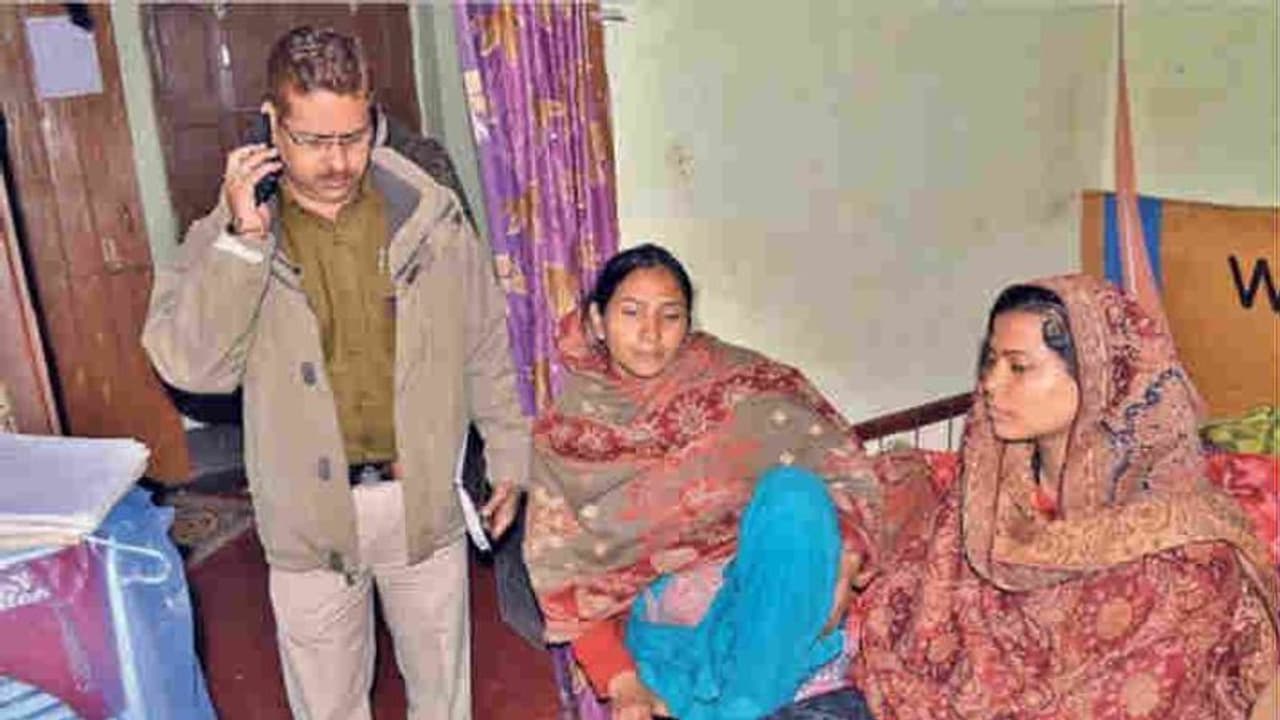 मसाला पिसने वाले पत्थर से सिर कूच कूच कर सास ने की दामाद की हत्या, वजह जान पुलिस भी हैरान मसाला पिसने वाले पत्थर से सिर कूच कूच कर सास ने की दामाद की हत्या, वजह जान पुलिस भी हैरान