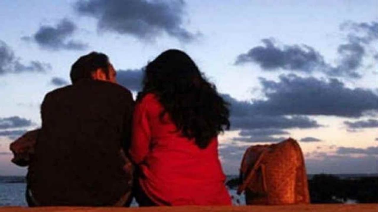 दिल्ली में पत्नी की तरह रखा, बिहार आकर शादी से मुकरा, अब लड़की ने यूं शुरू की हक की लड़ाई दिल्ली में पत्नी की तरह रखा, बिहार आकर शादी से मुकरा, अब लड़की ने यूं शुरू की हक की लड़ाई