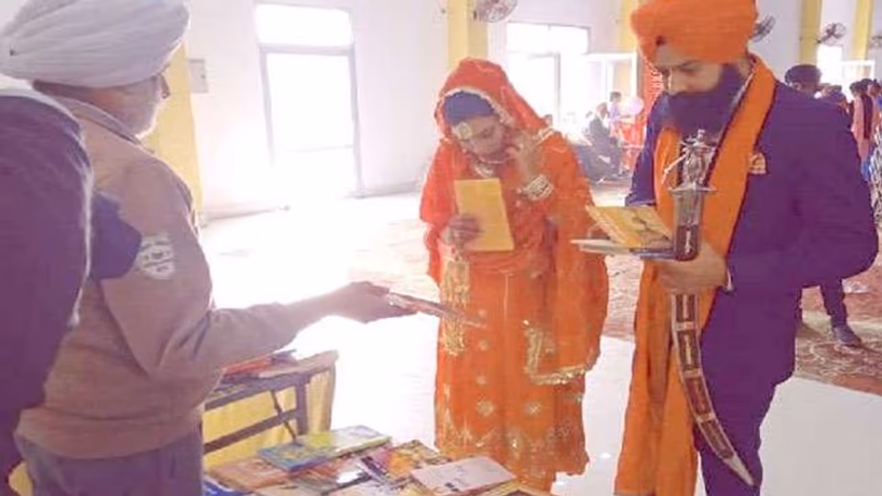 जब शादी के दौरान दूल्हा दुल्हन करने करने लगे ड्रामा, लोग चुपचाप देखते रहे, इसलिए हुआ ऐसा जब शादी के दौरान दूल्हा दुल्हन करने करने लगे ड्रामा, लोग चुपचाप देखते रहे, इसलिए हुआ ऐसा