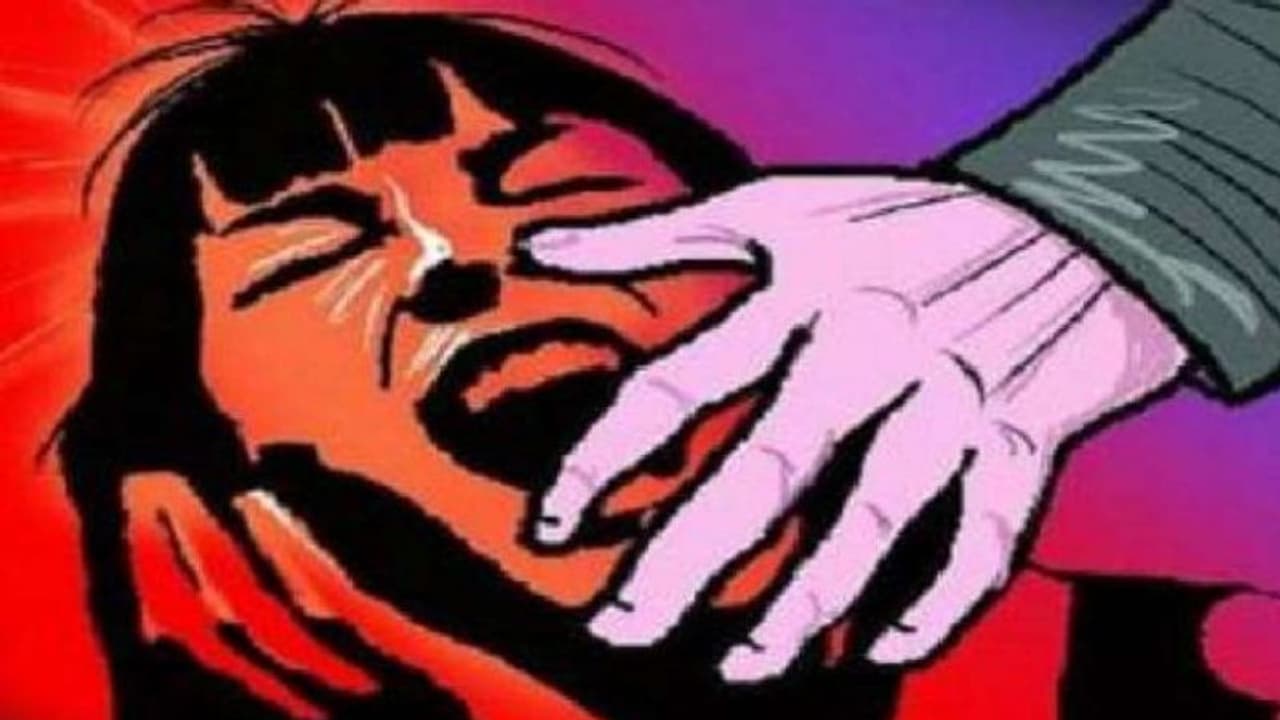 मां के पास सो रही थी मासूम, मुंह दबाकर उठा ले गया दरिंदा, डेढ़ घंटे बाद इस हाल में छोड़ा मां के पास सो रही थी मासूम, मुंह दबाकर उठा ले गया दरिंदा, डेढ़ घंटे बाद इस हाल में छोड़ा