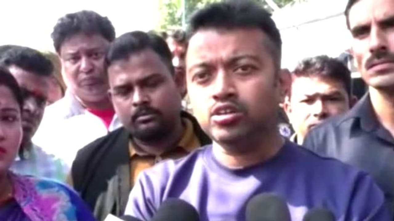 পুলিশ রাজ্য় সরকারের 'ডোবারম্যান', ক্ষমতায় এলে দেখে নেওয়ার হুমকি মুকুল পুত্রের পুলিশ রাজ্য় সরকারের 'ডোবারম্যান', ক্ষমতায় এলে দেখে নেওয়ার হুমকি মুকুল পুত্রের