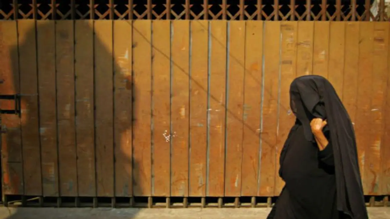 ಗೆಳತಿಯ ಭೇಟಿ ಮಾಡಲು ಬುರ್ಖಾ ತೊಟ್ಟು ಬಂದ ಗೆಳೆಯ ಗೆಳತಿಯ ಭೇಟಿ ಮಾಡಲು ಬುರ್ಖಾ ತೊಟ್ಟು ಬಂದ ಗೆಳೆಯ