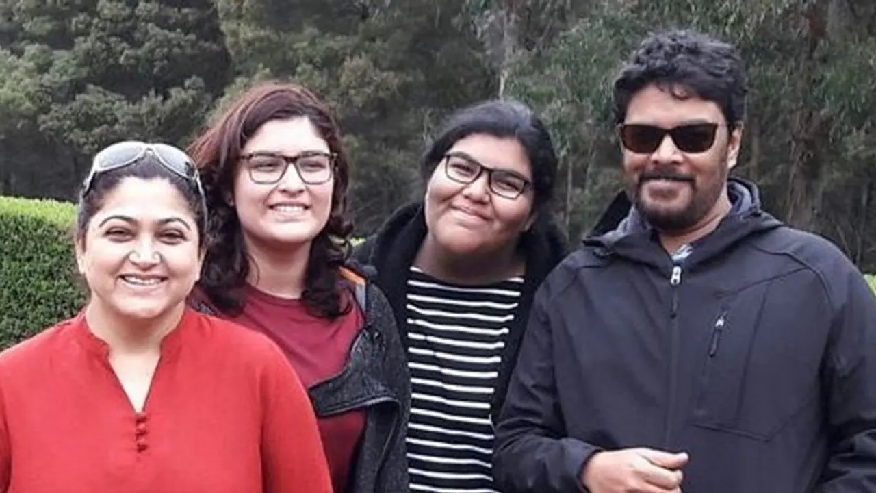 குஷ்பு வீட்டில் கூடிய பிரபலங்கள்... மற்றும் குடும்ப நண்பர்கள்! களைகட்டிய கொண்டாட்டம்!