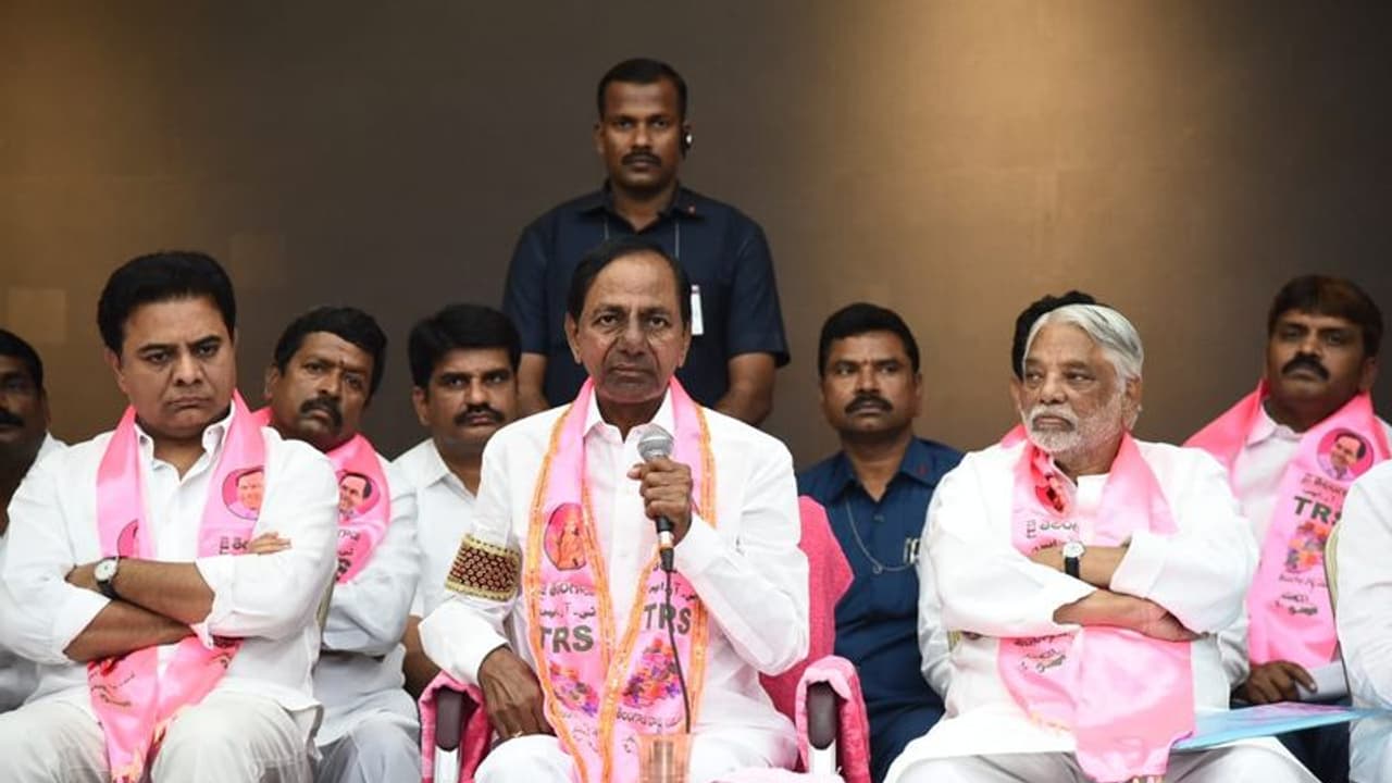 భయోత్పాతం, కేంద్రం బండారం బయటపడుతుంది: ఆర్థిక పరిస్థితిపై కేసీఆర్ భయోత్పాతం, కేంద్రం బండారం బయటపడుతుంది: ఆర్థిక పరిస్థితిపై కేసీఆర్