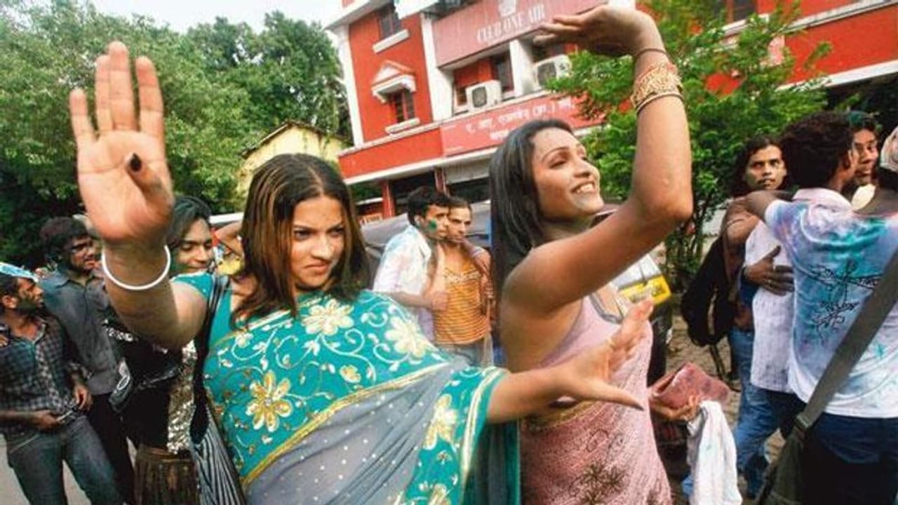 స్మశానంలో అర్థరాత్రి చిందులు.. డీజేలు పెట్టి హిజ్రాలతో డ్యాన్సులు... స్మశానంలో అర్థరాత్రి చిందులు.. డీజేలు పెట్టి హిజ్రాలతో డ్యాన్సులు...