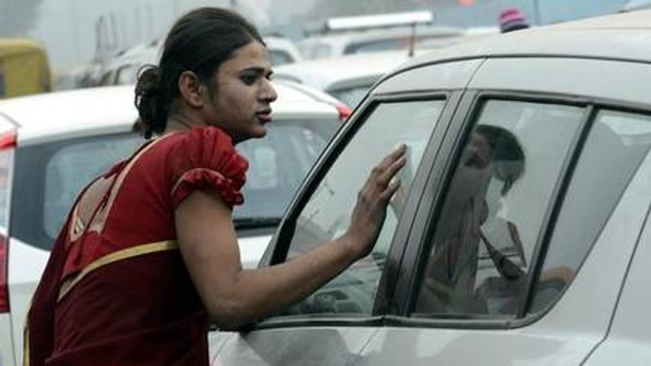 బైక్ మీద వెడుతున్న దంపతుల మీద హిజ్రాల దాడి... బైక్ మీద వెడుతున్న దంపతుల మీద హిజ్రాల దాడి...