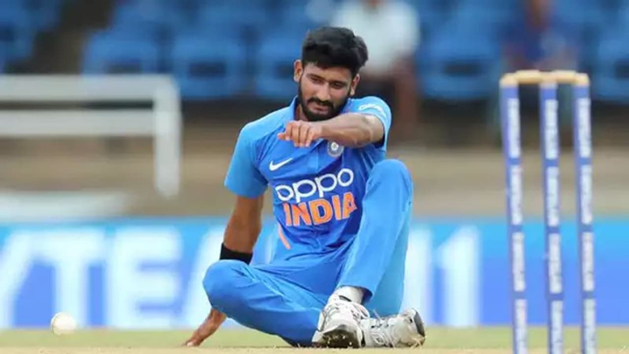 ఆసుపత్రిపాలైన టీమిండియా క్రికెటర్ ఖలీల్ అహ్మద్... క్రికెట్కి దూరంగా ఉండడం కష్టమంటూ... ఆసుపత్రిపాలైన టీమిండియా క్రికెటర్ ఖలీల్ అహ్మద్... క్రికెట్కి దూరంగా ఉండడం కష్టమంటూ...