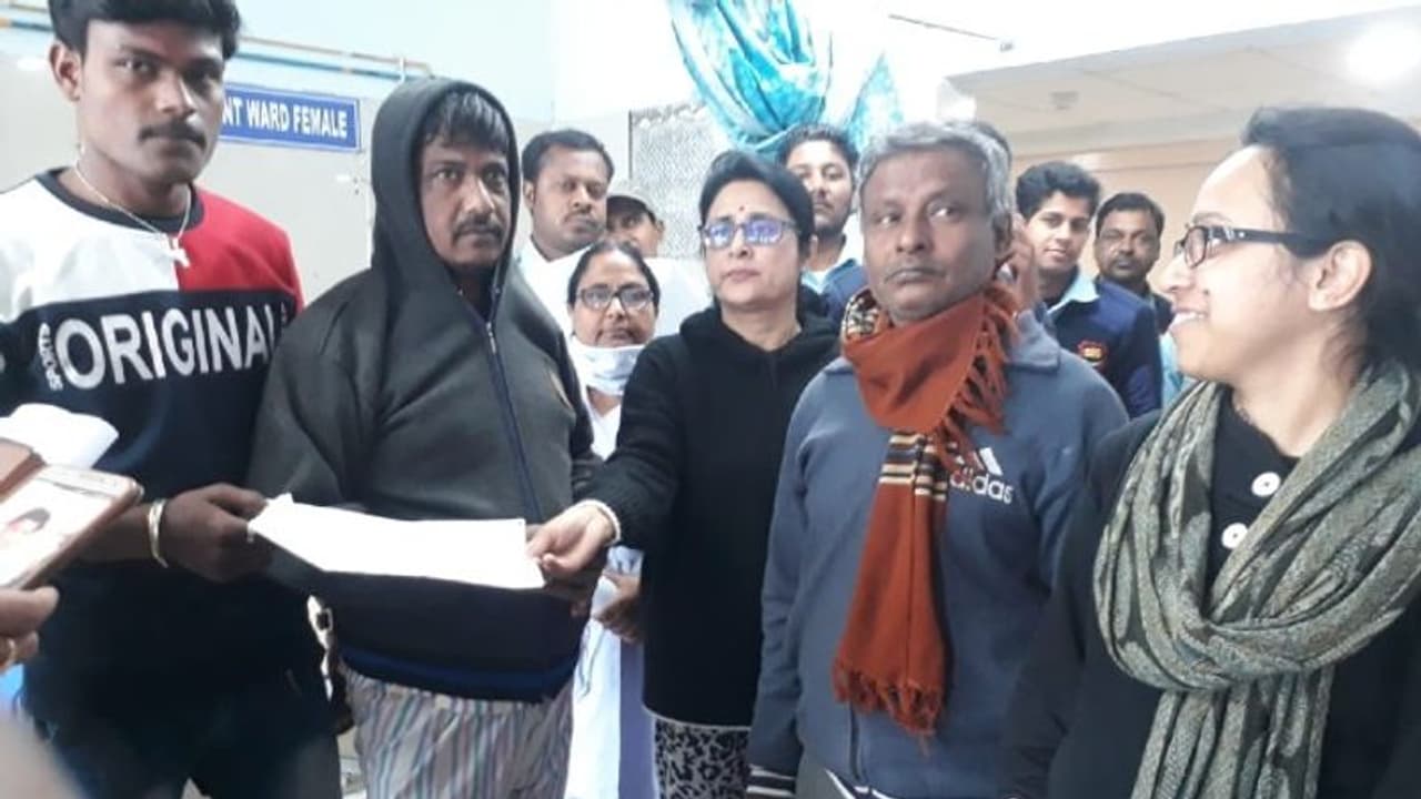 আইনি জটিলতা থেকে মুক্তি, দেড় বছর পর বাড়ি ফিরলেন হাওড়ার পলাশ পোড়েল আইনি জটিলতা থেকে মুক্তি, দেড় বছর পর বাড়ি ফিরলেন হাওড়ার পলাশ পোড়েল