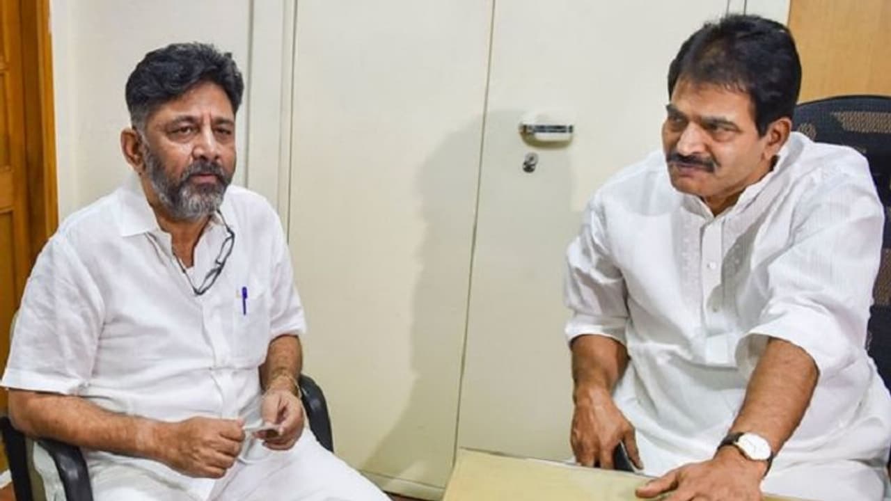 KPCC ಹುದ್ದೆ: ವೇಣುಗೋಪಾಲ್ ಡಿಕೆಶಿ ಸಭೆಯ ಮಾತುಕತೆ ಬಹಿರಂಗ KPCC ಹುದ್ದೆ: ವೇಣುಗೋಪಾಲ್ ಡಿಕೆಶಿ ಸಭೆಯ ಮಾತುಕತೆ ಬಹಿರಂಗ