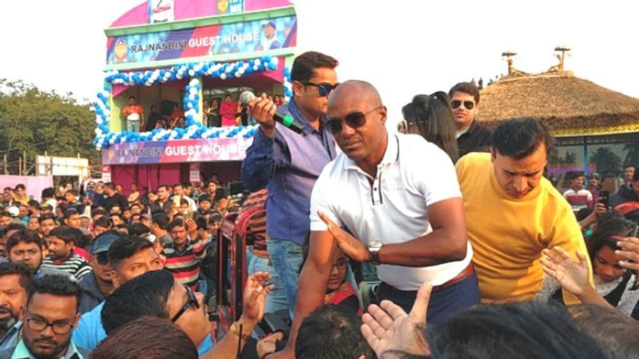 হুডখোলা জিপে বর্ধমানে ব্রায়ান লারা, কার আমন্ত্রণে ছোটনীলপুরে হুডখোলা জিপে বর্ধমানে ব্রায়ান লারা, কার আমন্ত্রণে ছোটনীলপুরে