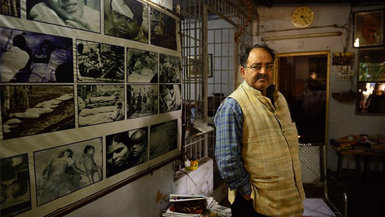 बीमारी के कारण गल गई थी उंगलियां पर लड़ते रहे गैस पीड़ितों की लड़ाई, अब पद्मश्री से होगा सम्मान बीमारी के कारण गल गई थी उंगलियां पर लड़ते रहे गैस पीड़ितों की लड़ाई, अब पद्मश्री से होगा सम्मान