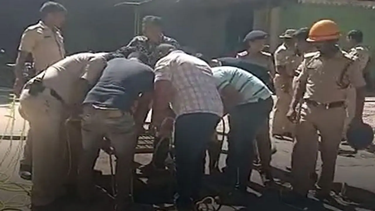 ಬೆಂಗಳೂರಲ್ಲಿ ಮತ್ತೊಂದು ಮ್ಯಾನ್ ಹೋಲ್ ದುರಂತ: ಓರ್ವ ಕಾರ್ಮಿಕ ಸಾವು ಬೆಂಗಳೂರಲ್ಲಿ ಮತ್ತೊಂದು ಮ್ಯಾನ್ ಹೋಲ್ ದುರಂತ: ಓರ್ವ ಕಾರ್ಮಿಕ ಸಾವು