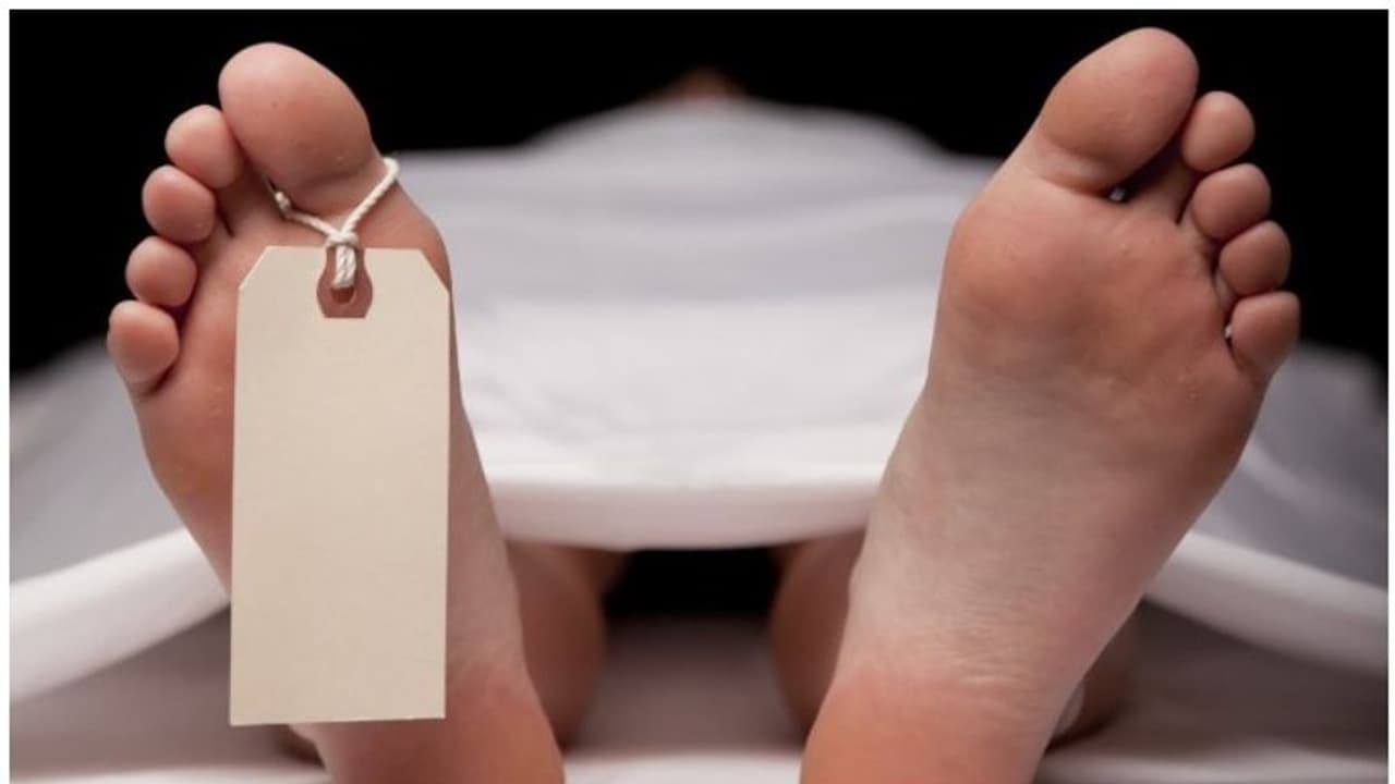 സെല്ഫിയെടുക്കാന് പാലത്തില് കയറിയ 21കാരി ട്രെയിനിടിച്ച് മരിച്ചു, സുഹൃത്ത് ഗുരുതരാവസ്ഥയില് സെല്ഫിയെടുക്കാന് പാലത്തില് കയറിയ 21കാരി ട്രെയിനിടിച്ച് മരിച്ചു, സുഹൃത്ത് ഗുരുതരാവസ്ഥയില്