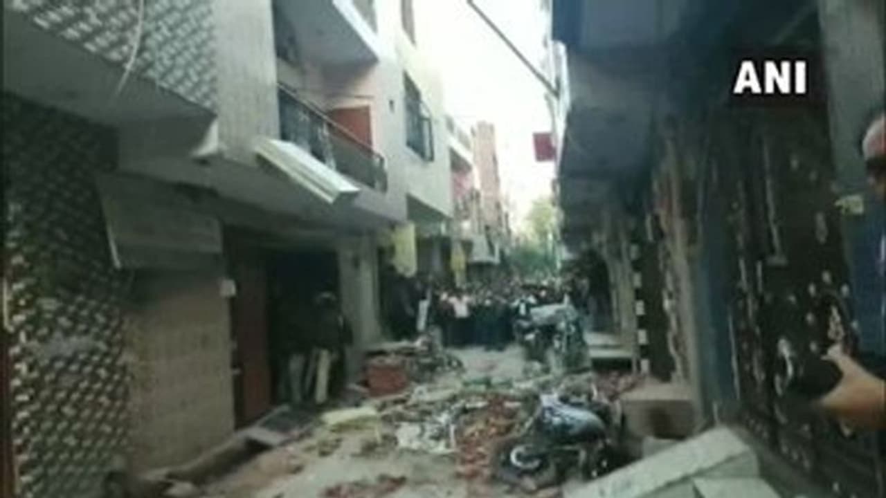 ఢిల్లీలో కూలిన భవనం: నలుగురు మృతి, ఆస్పత్రికి 13 మంది ఢిల్లీలో కూలిన భవనం: నలుగురు మృతి, ఆస్పత్రికి 13 మంది