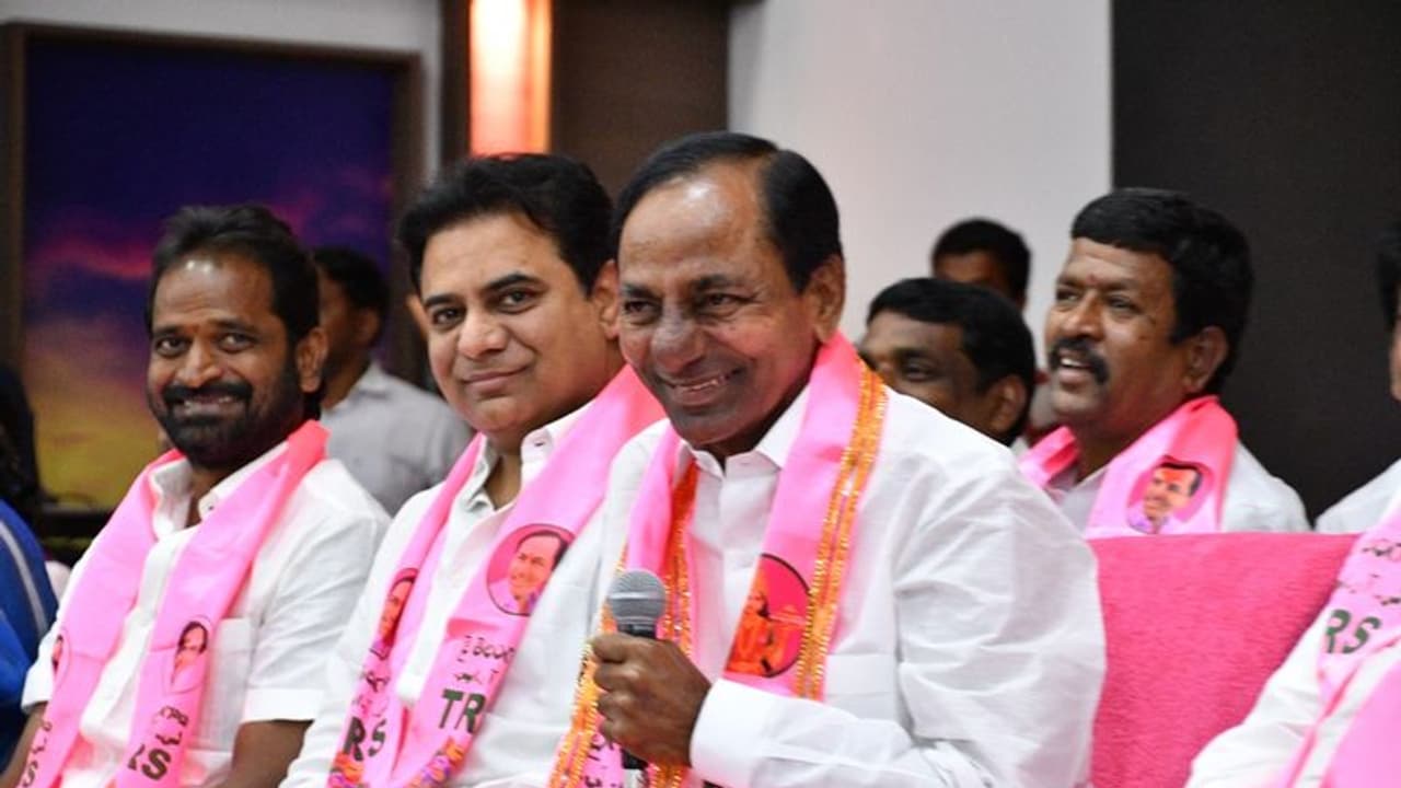 నేను గాయత్రీ మంత్రం చదువుతా, బిజెపి చెప్తేనేనా: కేసీఆర్ నేను గాయత్రీ మంత్రం చదువుతా, బిజెపి చెప్తేనేనా: కేసీఆర్