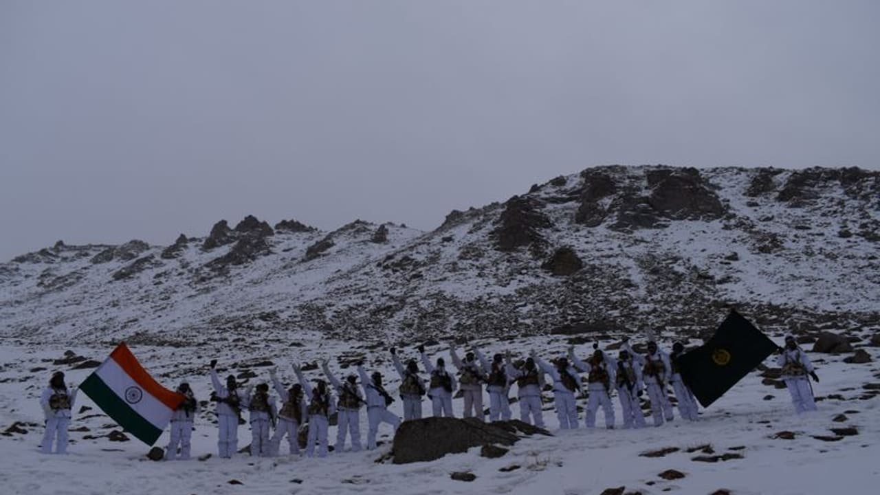 ಹಿಮ ಪರ್ವತ ಗೆದ್ದ ಯೋಧರು: 17 ಸಾವಿರ ಅಡಿ ಎತ್ತರದಲ್ಲಿ ತ್ರಿವರ್ಣ ಧ್ವಜ ಹಾರಿಸಿದರು!