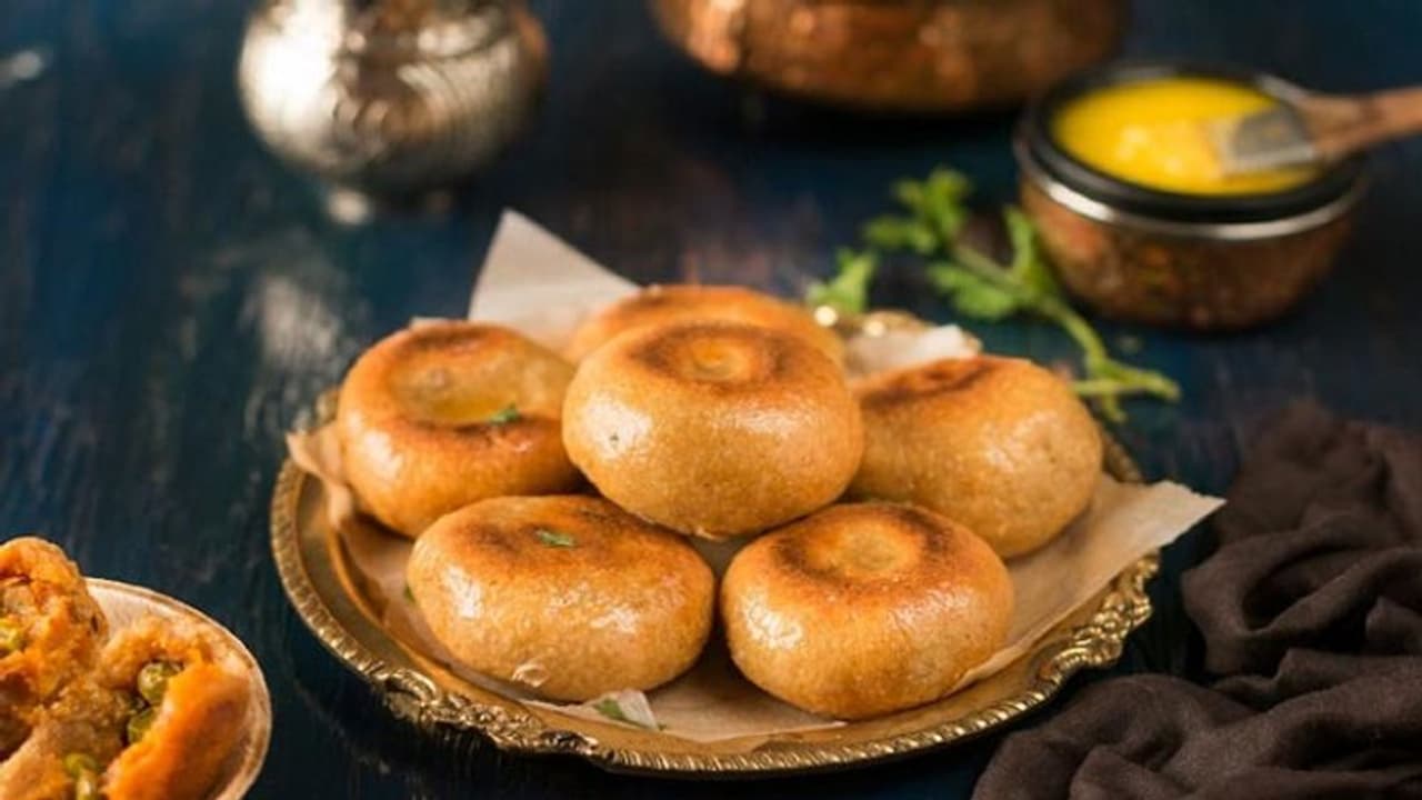 कुछ खास खाने का मन हो तो बनाएं मटर मसाला बाटी, स्वाद मिलेगा अनूठा कुछ खास खाने का मन हो तो बनाएं मटर मसाला बाटी, स्वाद मिलेगा अनूठा