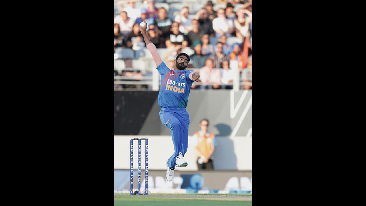 പരമ്പര തൂത്തുവാരാനുറച്ച് ഇന്ത്യയുടെ തീ ബൗളിംഗ്; ന്യൂസിലന്ഡ് മുന്നിരയ്ക്ക് തകര്ച്ച പരമ്പര തൂത്തുവാരാനുറച്ച് ഇന്ത്യയുടെ തീ ബൗളിംഗ്; ന്യൂസിലന്ഡ് മുന്നിരയ്ക്ക് തകര്ച്ച