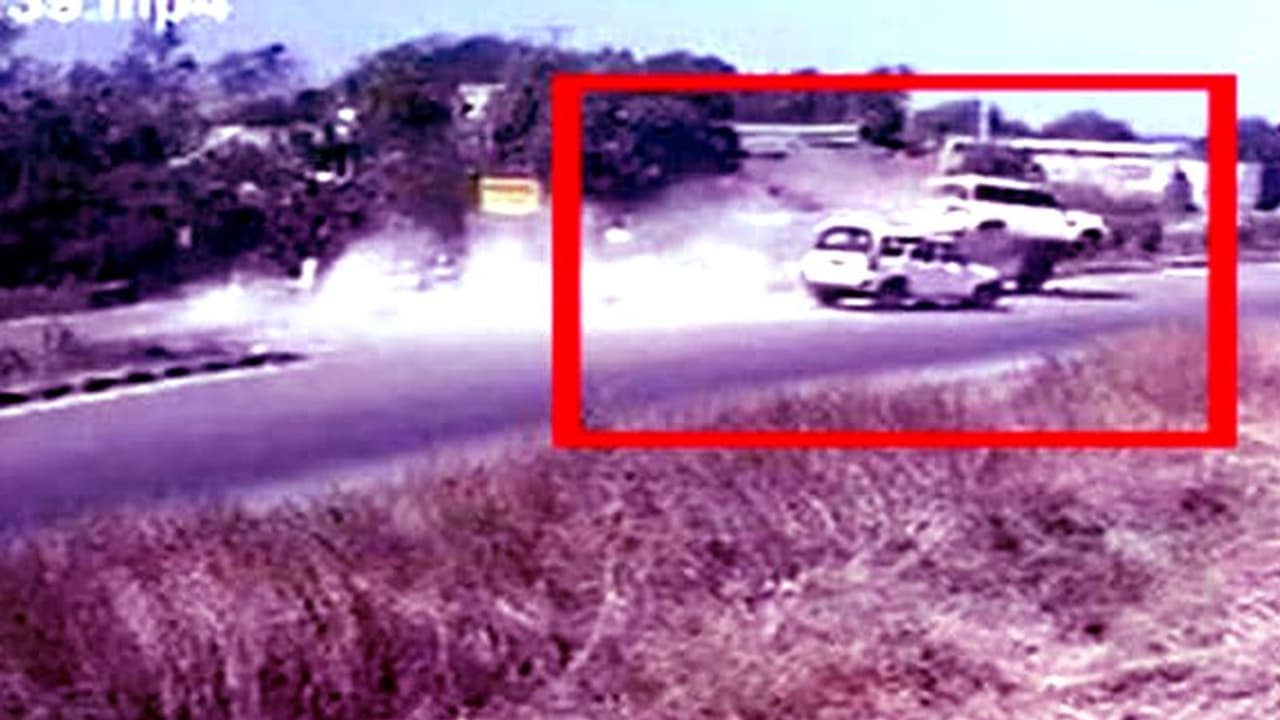 ബാരിക്കേഡില് തട്ടി സ്കോര്പിയോ പറന്നു, വീണത് ബൈക്ക് യാത്രികരുടെ മുകളില്! ബാരിക്കേഡില് തട്ടി സ്കോര്പിയോ പറന്നു, വീണത് ബൈക്ക് യാത്രികരുടെ മുകളില്!