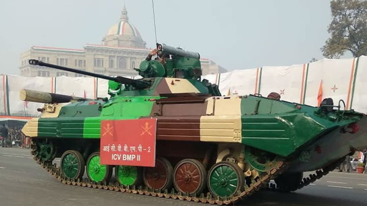 71वें गणतंत्र दिवस: पहली बार परेड में शामिल हुई UP पुलिस की महिला विंग, टैंक डी 90 भीष्मा देख लगे नारे 71वें गणतंत्र दिवस: पहली बार परेड में शामिल हुई UP पुलिस की महिला विंग, टैंक डी 90 भीष्मा देख लगे नारे