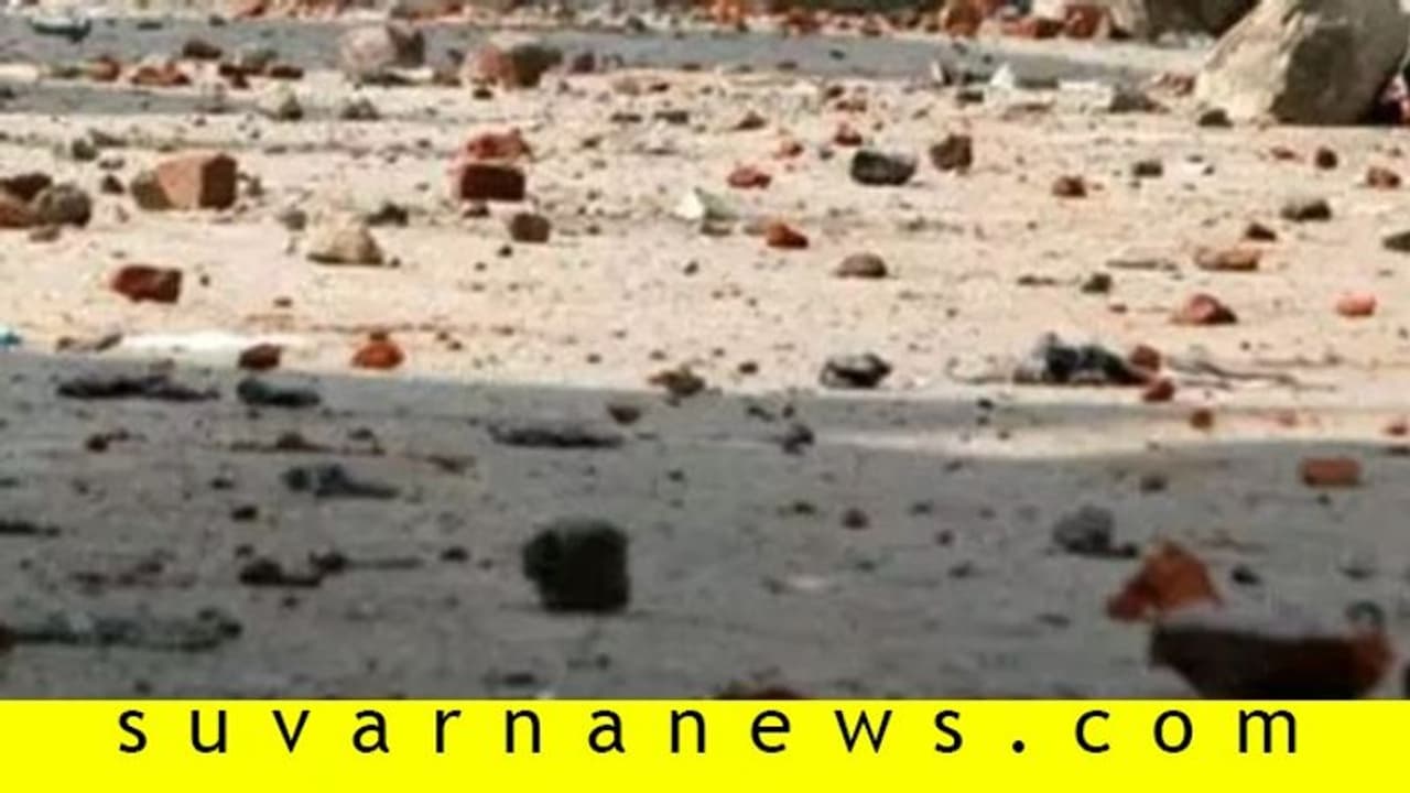 ಇಲ್ಲಿ ರಾತ್ರಿ ಹೊತ್ತಲ್ಲಿ ಮನೆ ಮೇಲೆ ಬೀಳುತ್ತೆ ಕಲ್ಲು..! ಘಟನೆ ಜಾಡು ಹಿಡಿದ ಪೊಲೀಸರು ಶಾಕ್ ಇಲ್ಲಿ ರಾತ್ರಿ ಹೊತ್ತಲ್ಲಿ ಮನೆ ಮೇಲೆ ಬೀಳುತ್ತೆ ಕಲ್ಲು..! ಘಟನೆ ಜಾಡು ಹಿಡಿದ ಪೊಲೀಸರು ಶಾಕ್