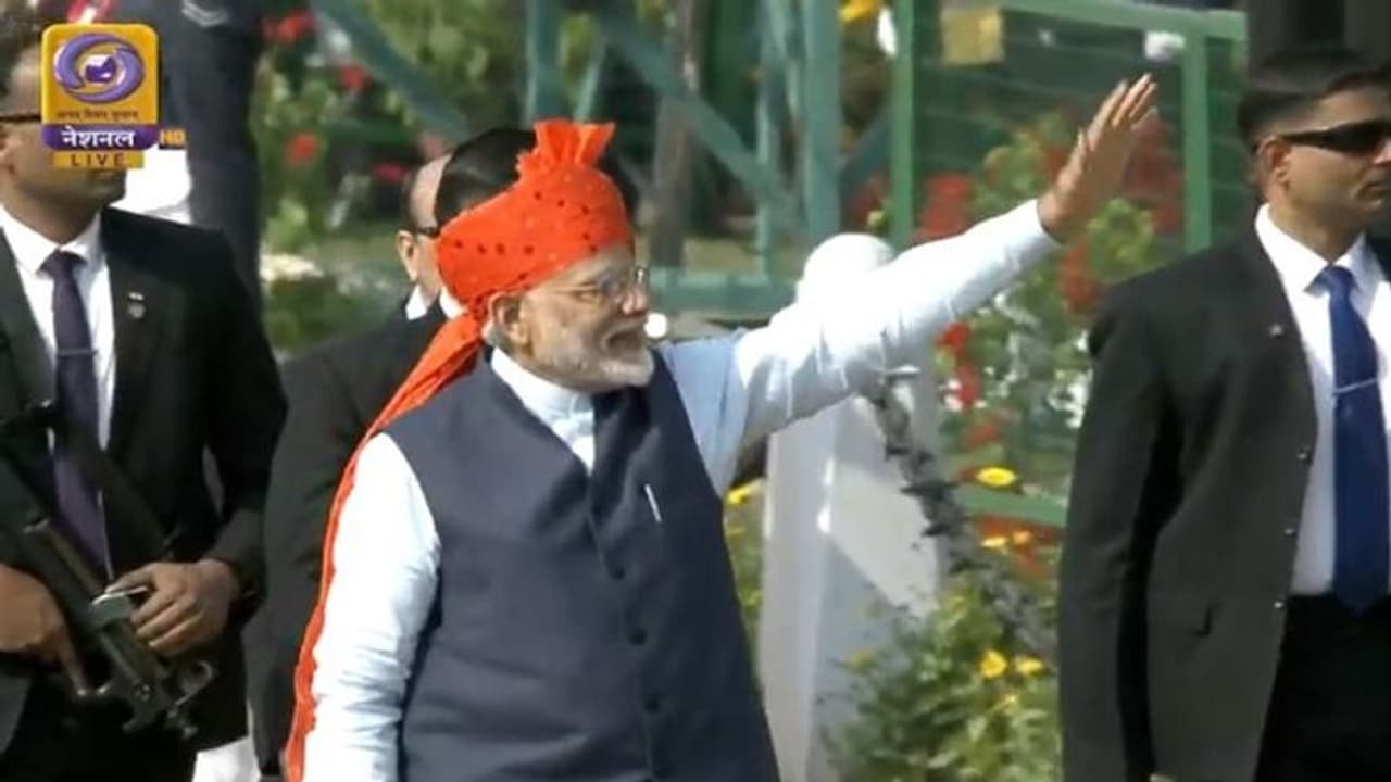 ಜವಾಬ್ದಾರಿ ಮುಗಿಸಿ ಜನರತ್ತ ಬಂದ ಪ್ರಧಾನಿ: ಕೈಬೀಸಿ ಸಂಭ್ರಮಿಸಿದ ಜನತೆ!