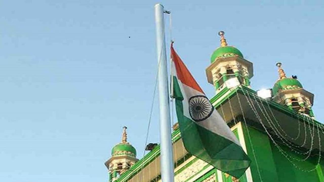 ಇದೇ ಮೊದಲ ಬಾರಿಗೆ ಕೇರಳದ ಮಸೀದಿಗಳಲ್ಲಿ ರಾರಾಜಿಸಿದ ರಾಷ್ಟ್ರಧ್ವಜ! ಇದೇ ಮೊದಲ ಬಾರಿಗೆ ಕೇರಳದ ಮಸೀದಿಗಳಲ್ಲಿ ರಾರಾಜಿಸಿದ ರಾಷ್ಟ್ರಧ್ವಜ!
