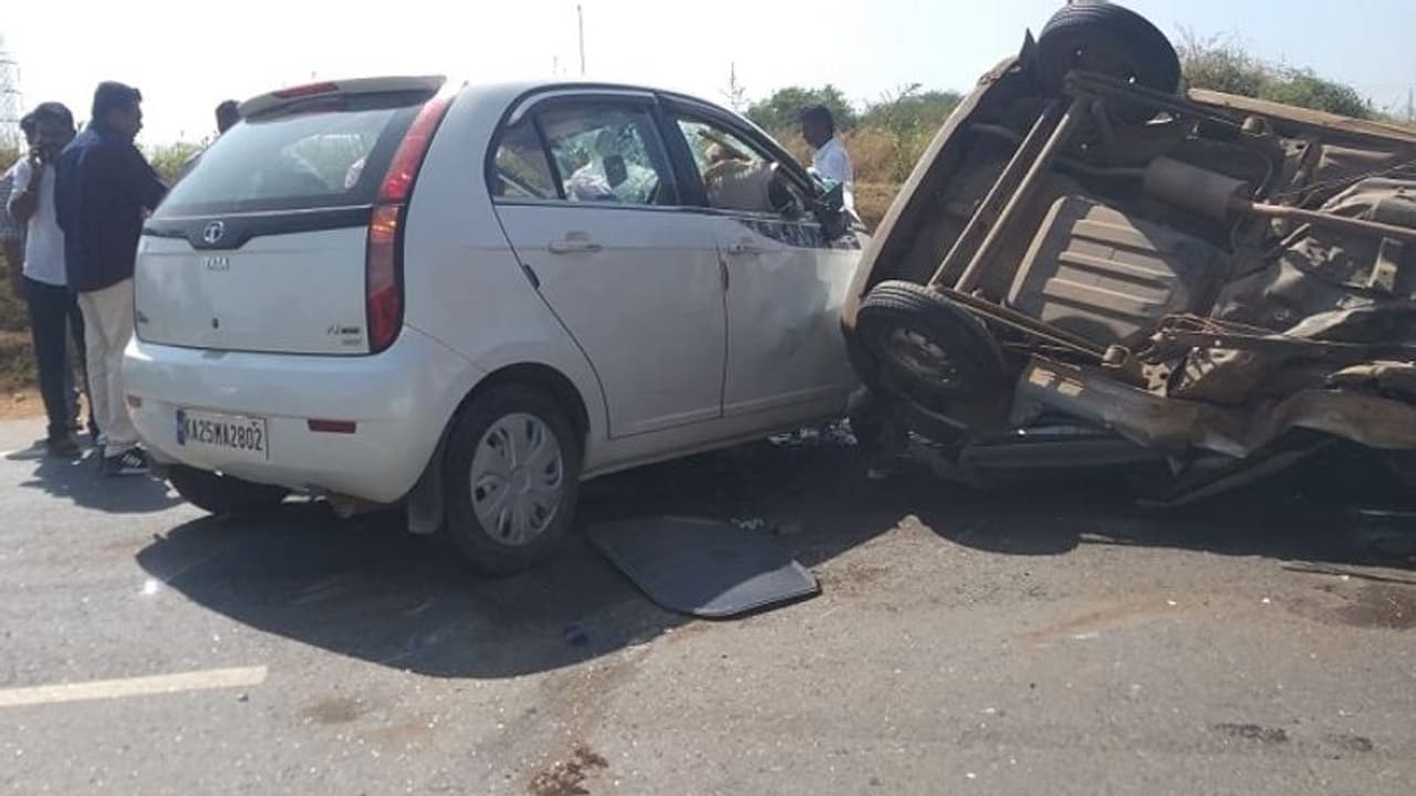 ಧಾರವಾಡ ಬಳಿ ಭೀಕರ ಅಪಘಾತ: ಬಸವೇಶ್ವರ ಸ್ವಾಮೀಜಿ ಸೇರಿ ನಾಲ್ವರ ದುರ್ಮರಣ ಧಾರವಾಡ ಬಳಿ ಭೀಕರ ಅಪಘಾತ: ಬಸವೇಶ್ವರ ಸ್ವಾಮೀಜಿ ಸೇರಿ ನಾಲ್ವರ ದುರ್ಮರಣ