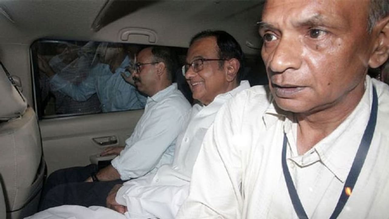 சுவர் ஏறி குதித்து ப.சிதம்பரத்தை கைது செய்தவருக்கு குடியரசுத் தலைவர் விருது..!