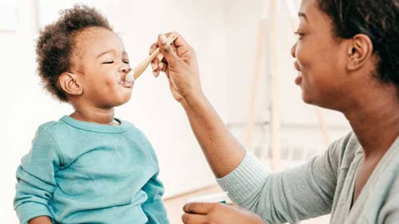 കുട്ടികൾക്ക് ഭക്ഷണം കൊടുക്കുമ്പോൾ ഈ അഞ്ച് കാര്യങ്ങൾ ശ്രദ്ധിക്കണേ... കുട്ടികൾക്ക് ഭക്ഷണം കൊടുക്കുമ്പോൾ ഈ അഞ്ച് കാര്യങ്ങൾ ശ്രദ്ധിക്കണേ...