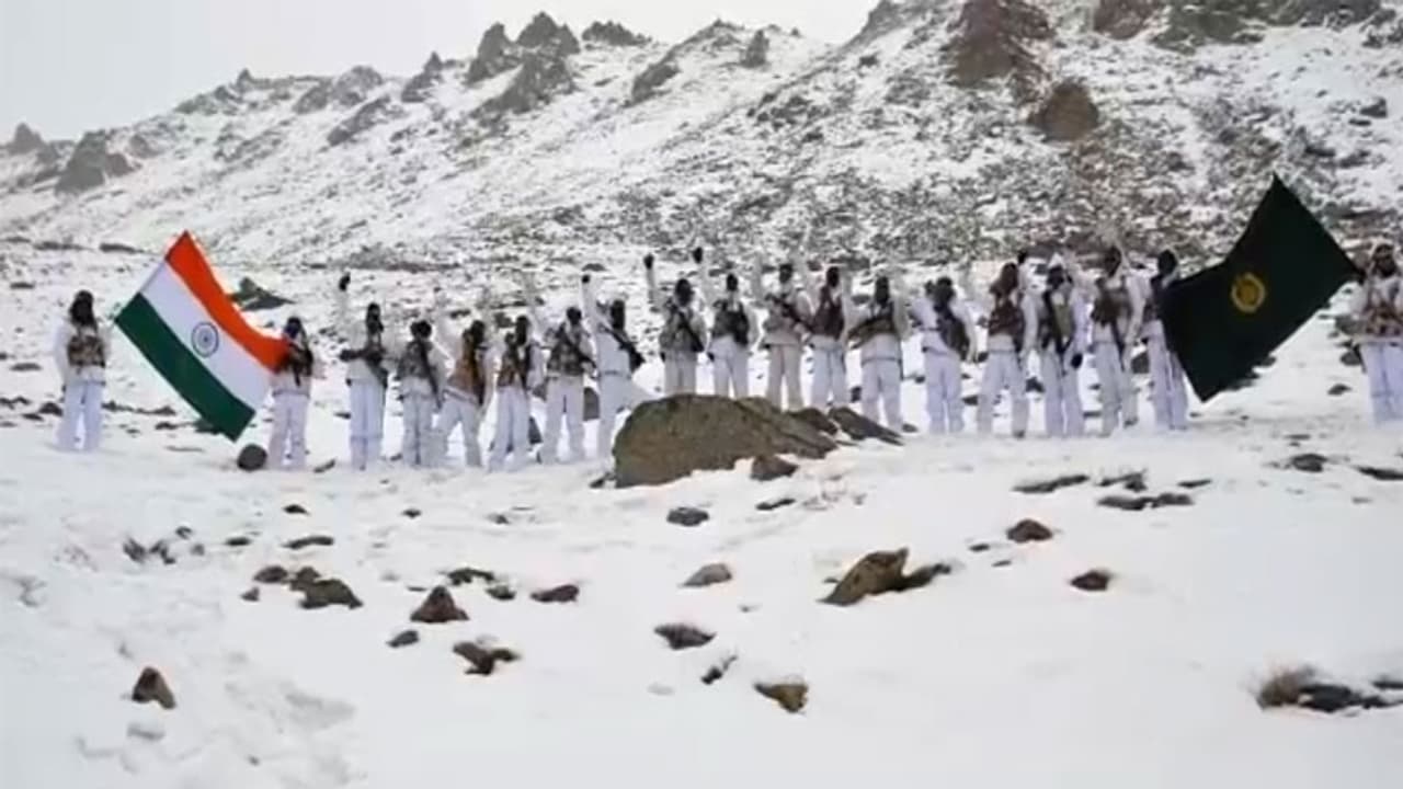 17 ஆயிரம் அடி உயரம்..! மைனஸ் 20 டிகிரி குளிர்..! மிடுக்காய் பறந்த மூவர்ண கொடி..! 17 ஆயிரம் அடி உயரம்..! மைனஸ் 20 டிகிரி குளிர்..! மிடுக்காய் பறந்த மூவர்ண கொடி..!