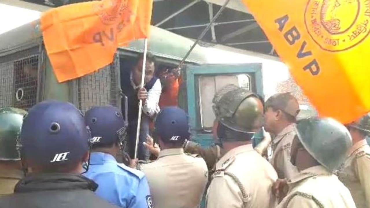 বর্ধমানে এবিভিপি র মিছিল আটকাল পুলিশ,রাস্তায় বসে বিক্ষোভ বিদ্য়ার্থীদের বর্ধমানে এবিভিপি র মিছিল আটকাল পুলিশ,রাস্তায় বসে বিক্ষোভ বিদ্য়ার্থীদের