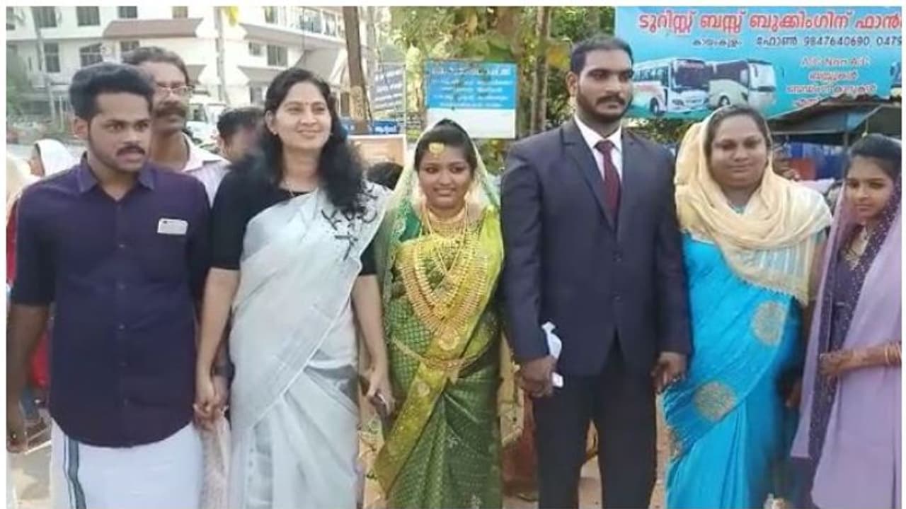ആലപ്പുഴയിൽ വധൂവരൻമാരും; വിവാഹ വേദിയിൽ നിന്ന് നേരിട്ട് മഹാശൃംഖലയിലേക്ക് ആലപ്പുഴയിൽ വധൂവരൻമാരും; വിവാഹ വേദിയിൽ നിന്ന് നേരിട്ട് മഹാശൃംഖലയിലേക്ക്