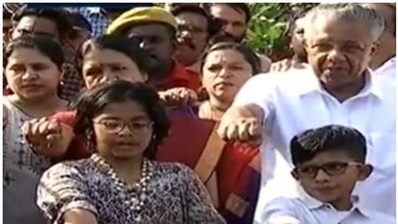 മനുഷ്യമഹാ ശൃംഖല: പാളയത്ത് അണിനിരന്നത് പ്രമുഖര്, പിണറായി വന്നത് കുടുംബസമേതം മനുഷ്യമഹാ ശൃംഖല: പാളയത്ത് അണിനിരന്നത് പ്രമുഖര്, പിണറായി വന്നത് കുടുംബസമേതം