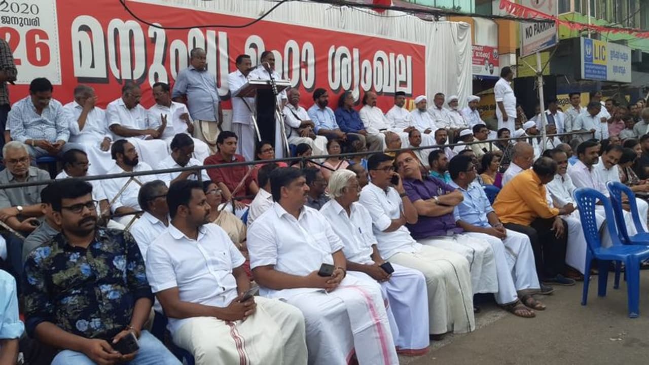 എല്ഡിഎഫിന്റെ മനുഷ്യമഹാശൃംഖല: അണി ചേര്ന്ന് ഇകെ സുന്നി വിഭാഗം നേതാക്കളും എല്ഡിഎഫിന്റെ മനുഷ്യമഹാശൃംഖല: അണി ചേര്ന്ന് ഇകെ സുന്നി വിഭാഗം നേതാക്കളും