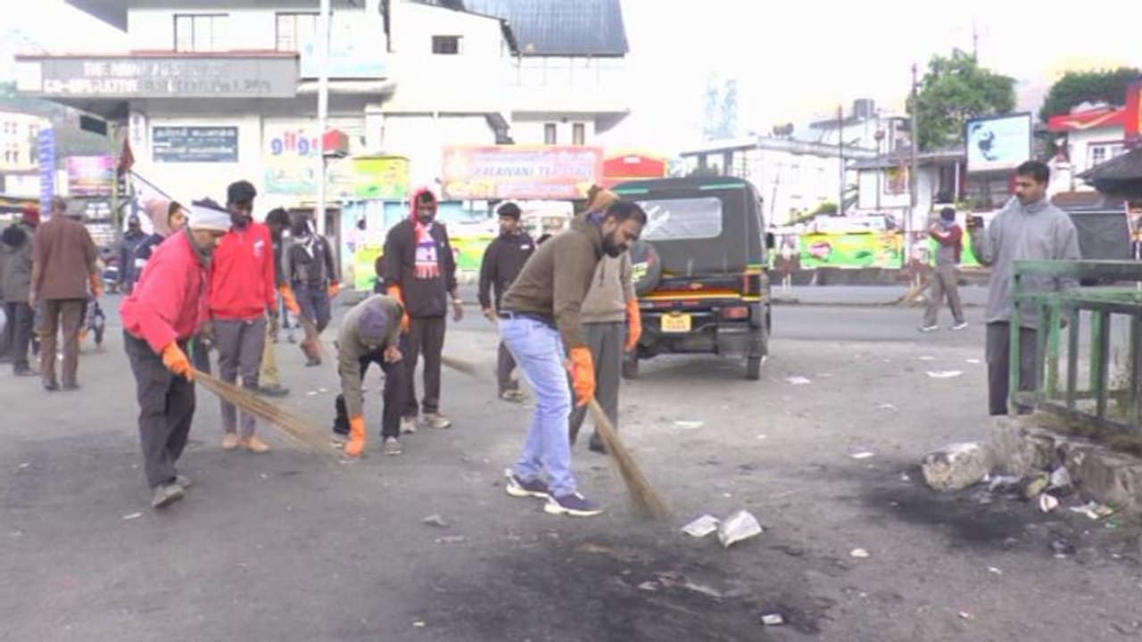 റിപ്പബ്ലിക് ദിനത്തില് മൂന്നാറിനെ മനോഹരമാക്കാന് ശുചീകരണയജ്ഞം റിപ്പബ്ലിക് ദിനത്തില് മൂന്നാറിനെ മനോഹരമാക്കാന് ശുചീകരണയജ്ഞം