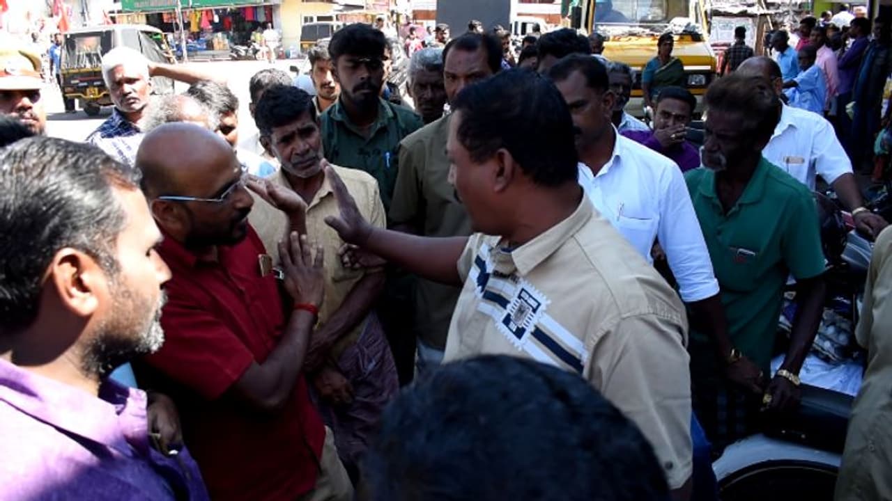 അനധികൃത പെട്ടിക്കടകള് ഒഴിപ്പിക്കാനെത്തിയ പഞ്ചായത്ത് സെക്രട്ടറിയെ സിപിഎം പ്രാദേശിക നേതാക്കള് തടഞ്ഞു അനധികൃത പെട്ടിക്കടകള് ഒഴിപ്പിക്കാനെത്തിയ പഞ്ചായത്ത് സെക്രട്ടറിയെ സിപിഎം പ്രാദേശിക നേതാക്കള് തടഞ്ഞു