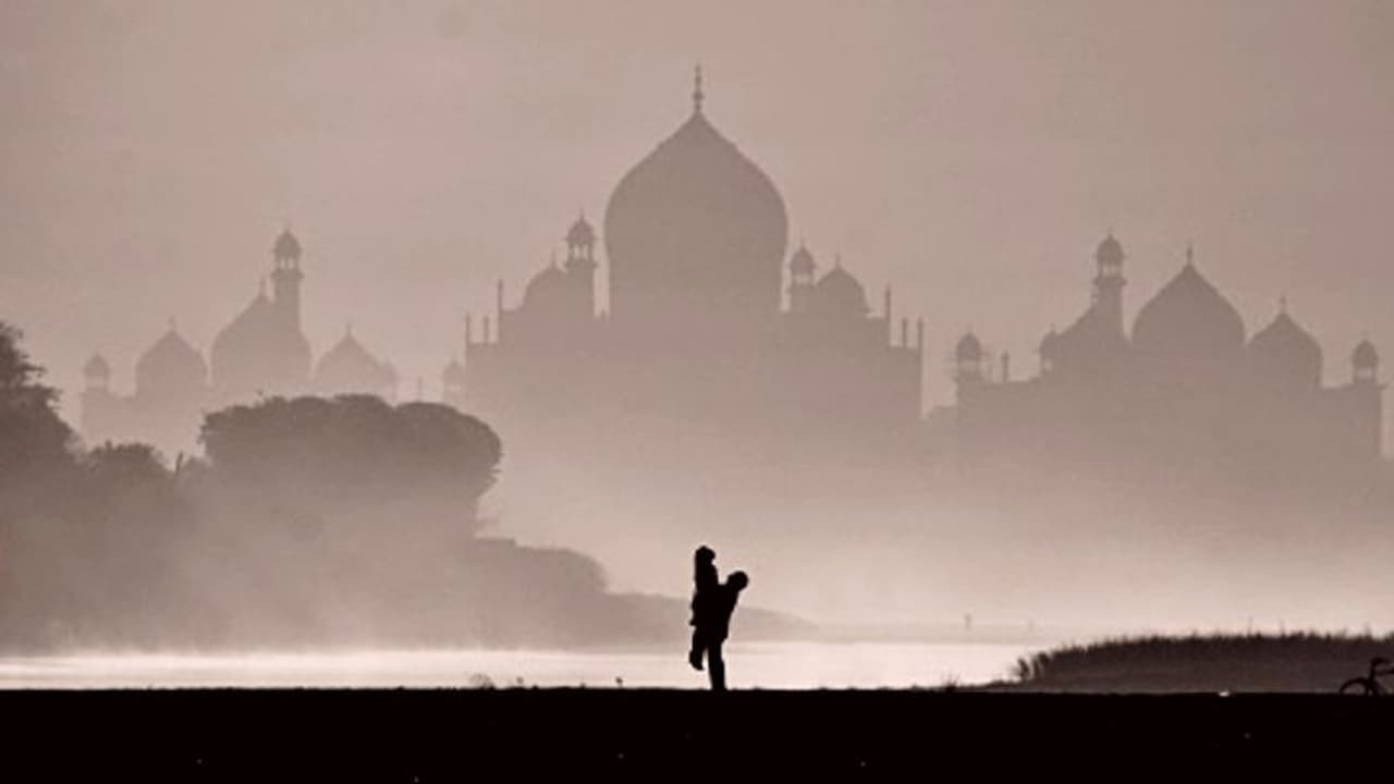 ৬০ বছরের বিবাহিতার প্রেমে হাবুডুবু ২২ এর যুবক, তাজমহলের শহরে তীব্র শোরগোল ৬০ বছরের বিবাহিতার প্রেমে হাবুডুবু ২২ এর যুবক, তাজমহলের শহরে তীব্র শোরগোল