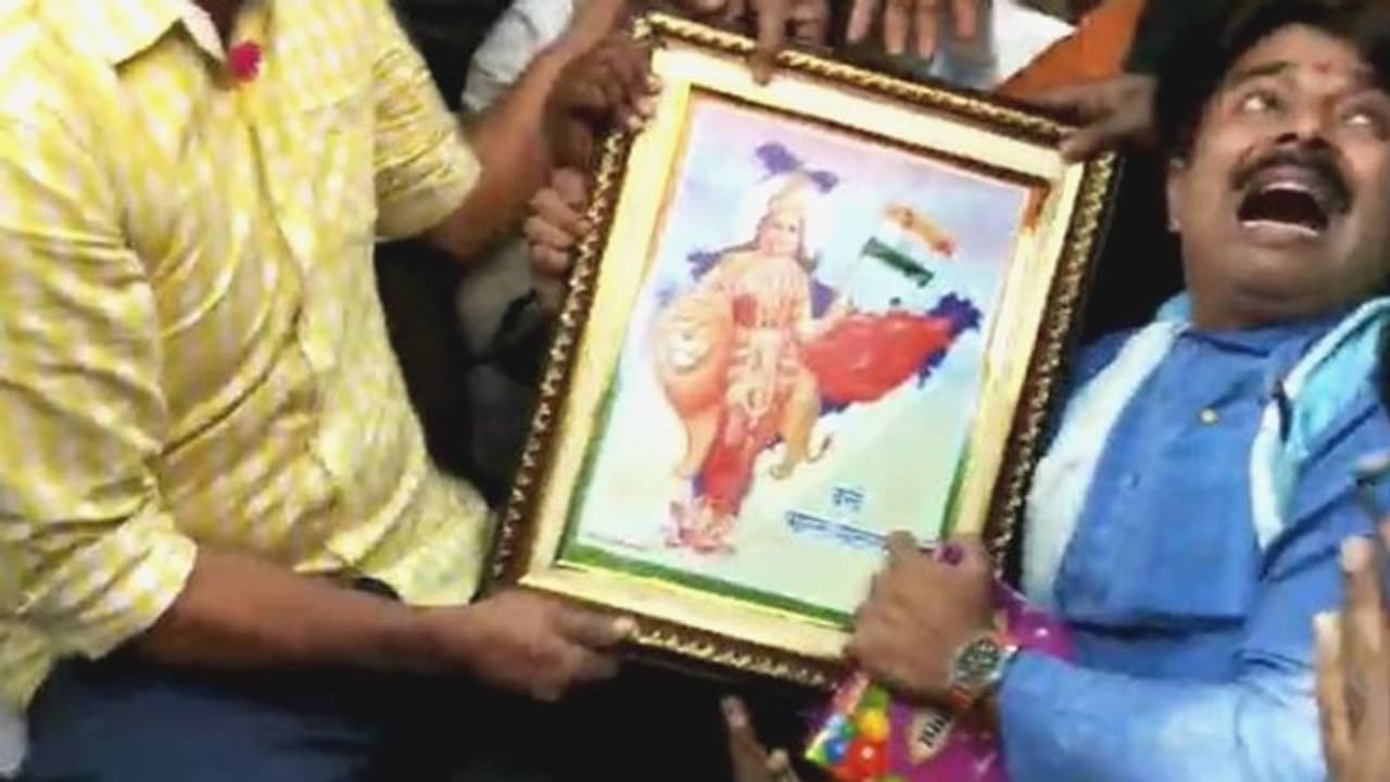 হাওড়ায় ভারতমাতার পুজো আটকাল পুলিশ, বিজেপি যুব মোর্চার সঙ্গে ধস্তাধস্তি হাওড়ায় ভারতমাতার পুজো আটকাল পুলিশ, বিজেপি যুব মোর্চার সঙ্গে ধস্তাধস্তি