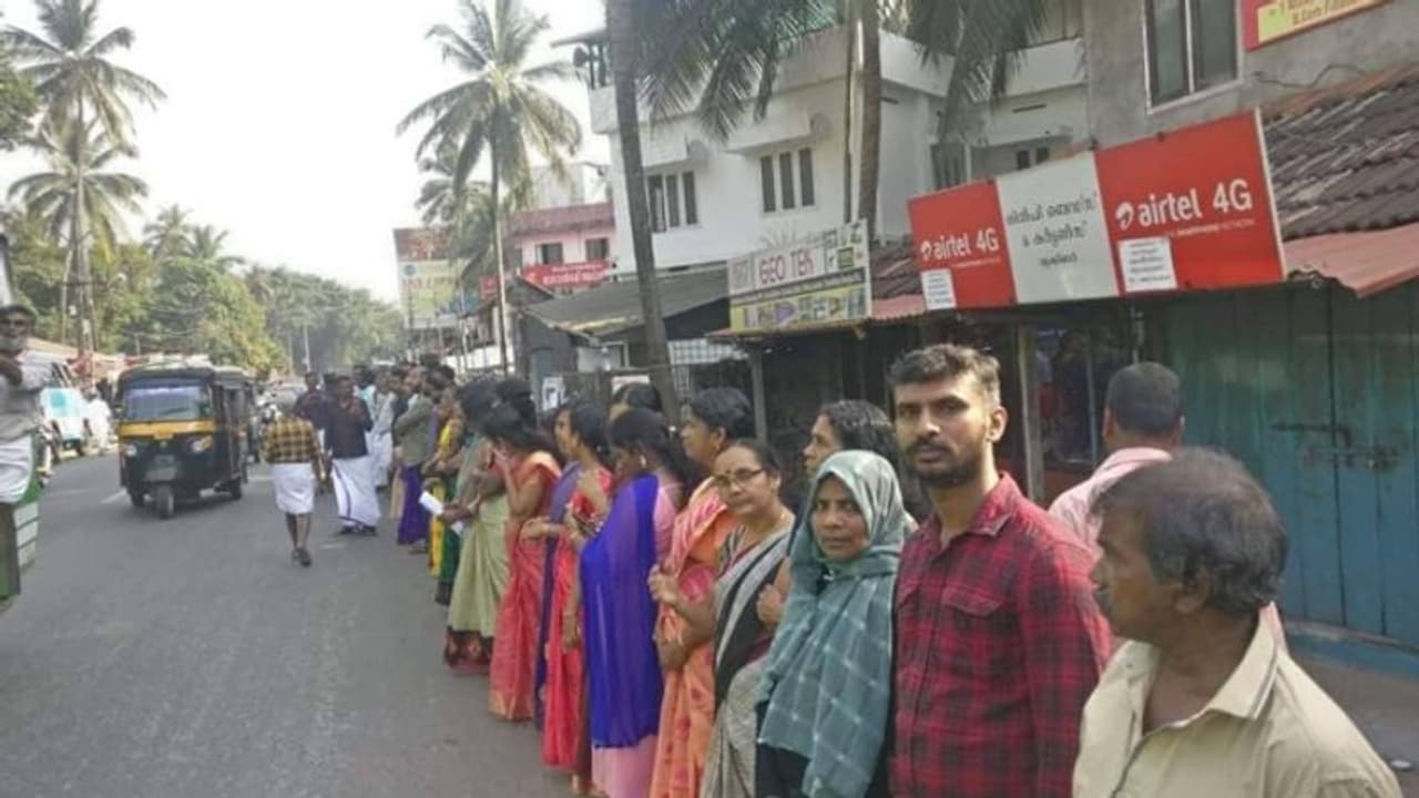 യുഎപിഎ പ്രകാരം മകന് ഇരുമ്പഴിക്കുള്ളിലാണ്; ചെങ്കൊടിക്ക് കീഴില് കരളുറപ്പോടെ താഹയുടെ ഉമ്മ പൗരത്വ ഭേദഗതിക്കെതിരെ കണ്ണിയായി യുഎപിഎ പ്രകാരം മകന് ഇരുമ്പഴിക്കുള്ളിലാണ്; ചെങ്കൊടിക്ക് കീഴില് കരളുറപ്പോടെ താഹയുടെ ഉമ്മ പൗരത്വ ഭേദഗതിക്കെതിരെ കണ്ണിയായി