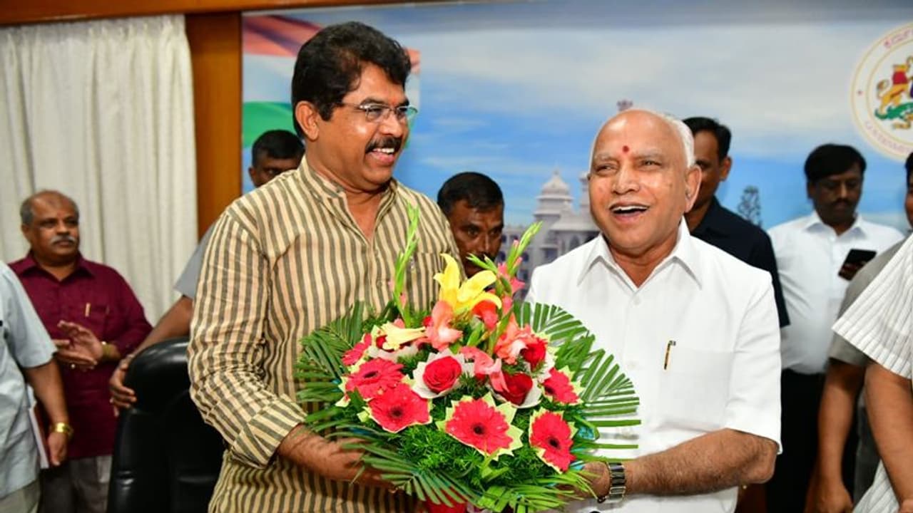 ಸಂಪುಟ ವಿಸ್ತರಣೆ: ಯಾರಿಗೆ ಚಾನ್ಸ್, ಯಾರಿಗಿಲ್ಲ? ಕಡ್ಡಿ ಮುರಿದಂತೆ ಹೇಳಿದ ಅಶೋಕ್ ಸಂಪುಟ ವಿಸ್ತರಣೆ: ಯಾರಿಗೆ ಚಾನ್ಸ್, ಯಾರಿಗಿಲ್ಲ? ಕಡ್ಡಿ ಮುರಿದಂತೆ ಹೇಳಿದ ಅಶೋಕ್