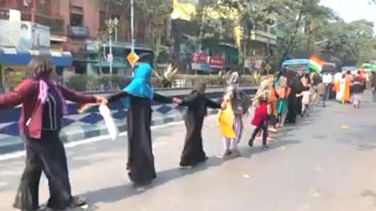 নাগরিকত্ব আইনের প্রতিবাদ, ১১ কিমি মানবশৃঙ্খল কলকাতায় নাগরিকত্ব আইনের প্রতিবাদ, ১১ কিমি মানবশৃঙ্খল কলকাতায়