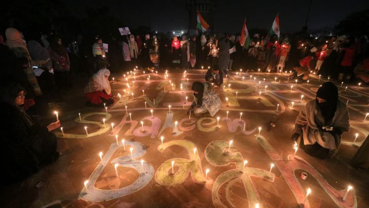শাহিনবাগে অস্ত্র নিয়ে আস্ফালন, এফআইআর দিল্লি পুলিশের শাহিনবাগে অস্ত্র নিয়ে আস্ফালন, এফআইআর দিল্লি পুলিশের