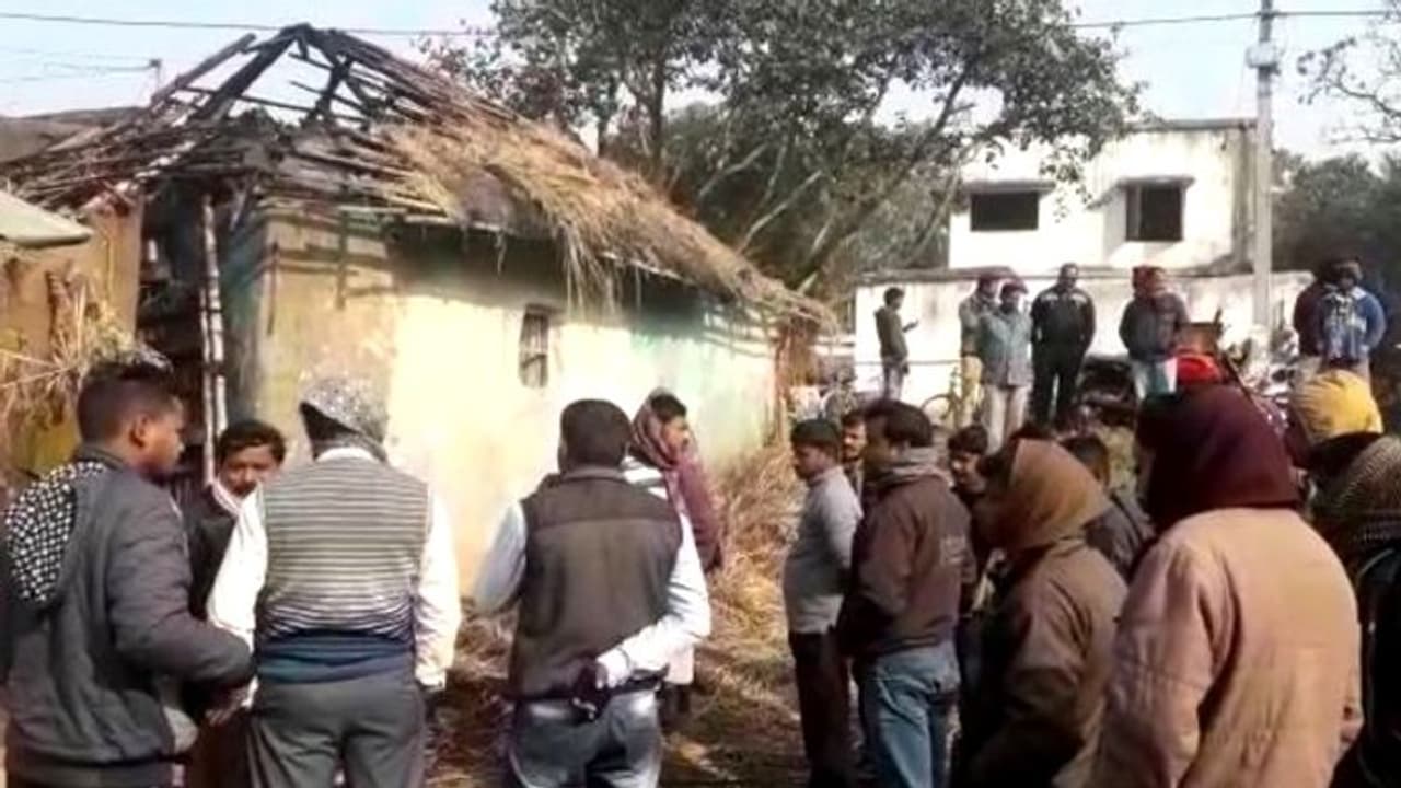 রাতে ঘুমিয়ে থাকার সময় তৃণমূল নেতার বাড়িতে আগুন, অভিযোগ বিজেপির বিরুদ্ধে রাতে ঘুমিয়ে থাকার সময় তৃণমূল নেতার বাড়িতে আগুন, অভিযোগ বিজেপির বিরুদ্ধে