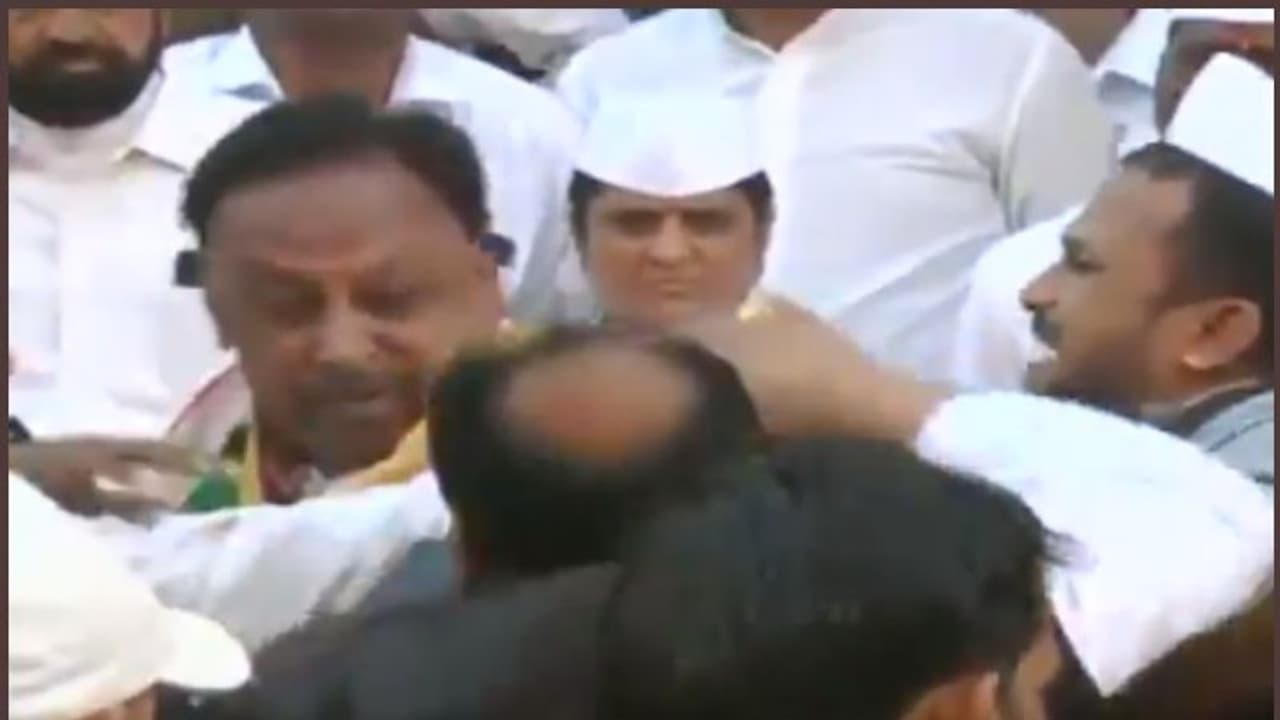 റിപ്പബ്ലിക് ദിനത്തില് കോണ്ഗ്രസ് ഓഫീസിന് മുന്നില് തമ്മില്തല്ലി നേതാക്കന്മാര് വീഡിയോ റിപ്പബ്ലിക് ദിനത്തില് കോണ്ഗ്രസ് ഓഫീസിന് മുന്നില് തമ്മില്തല്ലി നേതാക്കന്മാര് വീഡിയോ