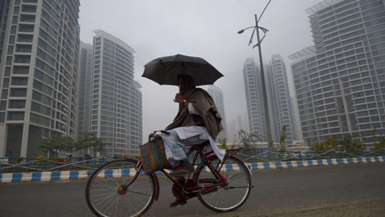 মঙ্গলবার থেকেই ফের রাজ্যে বৃষ্টি, এক ধাক্কায় বাড়বে তাপমাত্রা মঙ্গলবার থেকেই ফের রাজ্যে বৃষ্টি, এক ধাক্কায় বাড়বে তাপমাত্রা