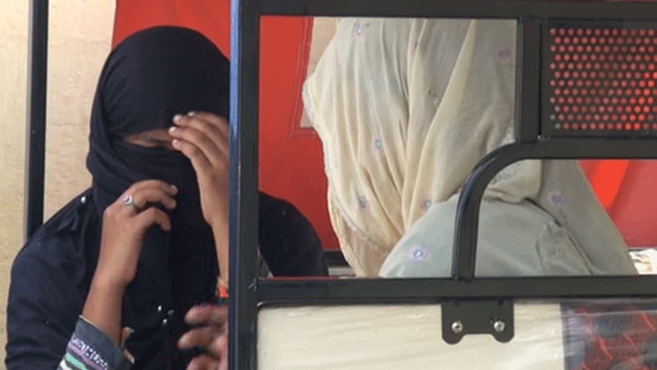 बेटी की बात सुनते ही रोने लगी सौतेली मां, बोली आपके सोते ही पापा मेरे कपड़े उतारकर करते हैं गंदा काम बेटी की बात सुनते ही रोने लगी सौतेली मां, बोली आपके सोते ही पापा मेरे कपड़े उतारकर करते हैं गंदा काम