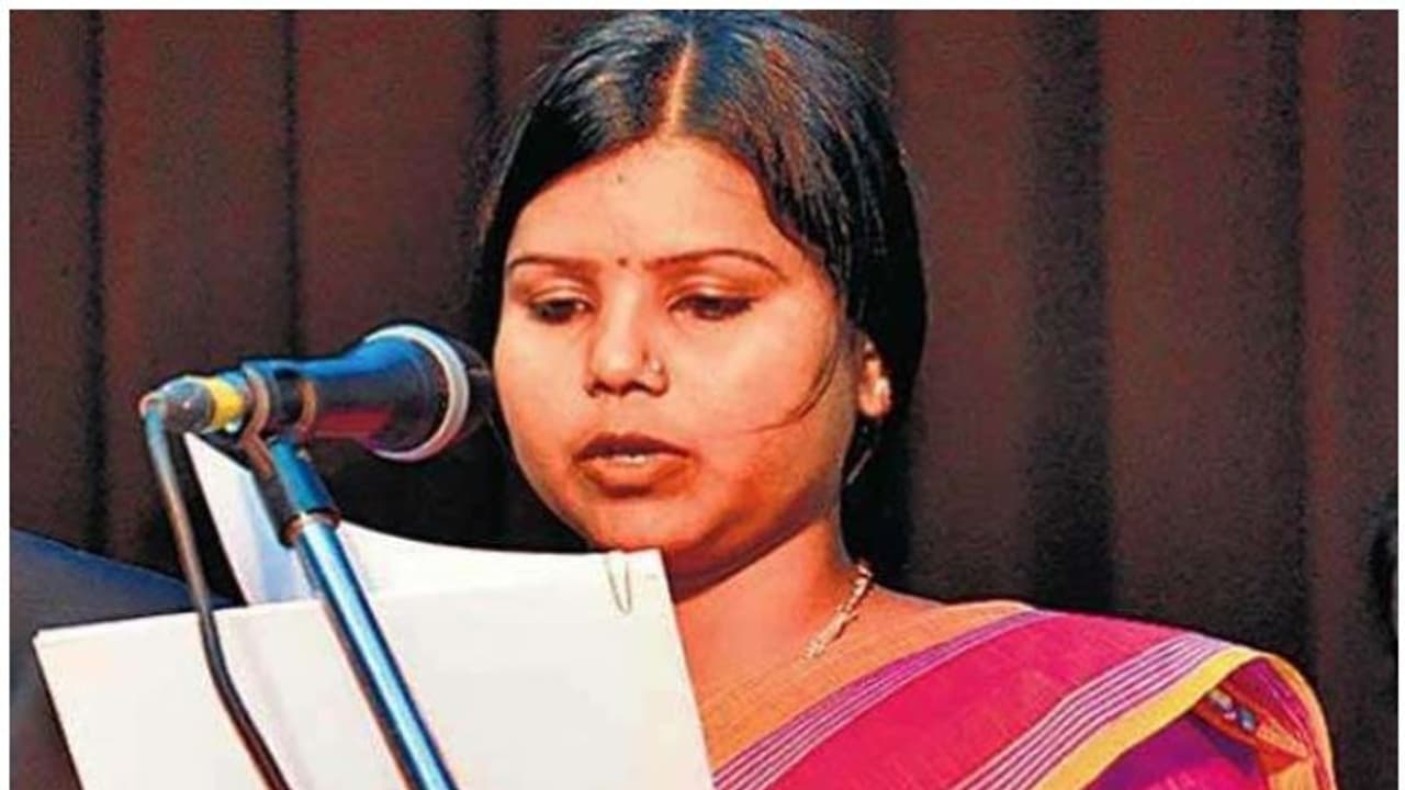 റിപ്പബ്ലിക് ദിനത്തിൽ ഭരണഘടനയെപ്പറ്റി മണ്ടത്തരം പറഞ്ഞ് ബിഹാർ മന്ത്രി, ട്രോളി കൊന്ന് സോഷ്യൽ മീഡിയ റിപ്പബ്ലിക് ദിനത്തിൽ ഭരണഘടനയെപ്പറ്റി മണ്ടത്തരം പറഞ്ഞ് ബിഹാർ മന്ത്രി, ട്രോളി കൊന്ന് സോഷ്യൽ മീഡിയ