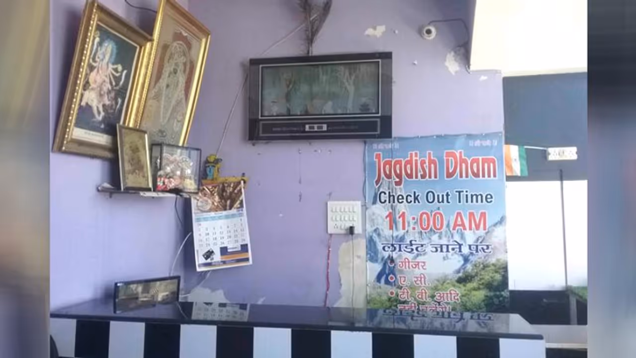 होटल के कमरे में बेहोश मिले दंपति, इलाज के दौरान महिला की मौत पति की हालत गंभीर होटल के कमरे में बेहोश मिले दंपति, इलाज के दौरान महिला की मौत पति की हालत गंभीर