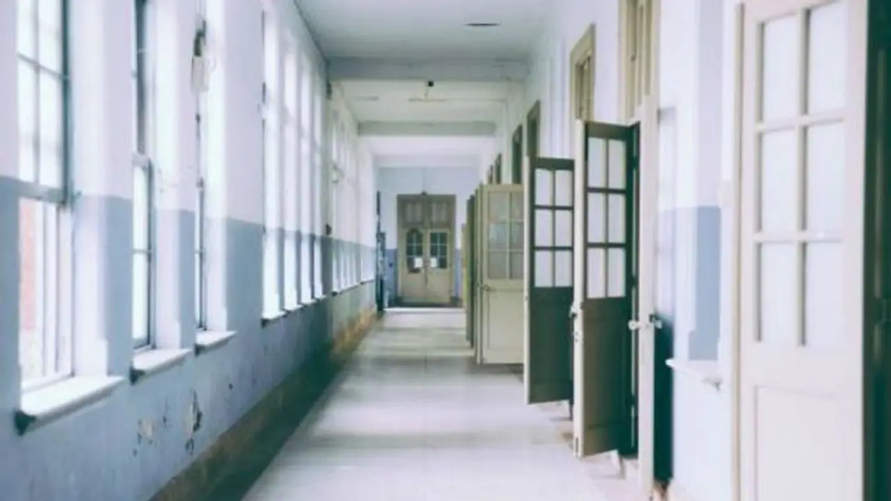 ক্লাসরুমে চুম্বনে মত্ত দ্বাদশ শ্রেণির দুই পড়ুয়া, ভিডিও ভাইরাল হতেই তদন্তের নির্দেশ ক্লাসরুমে চুম্বনে মত্ত দ্বাদশ শ্রেণির দুই পড়ুয়া, ভিডিও ভাইরাল হতেই তদন্তের নির্দেশ